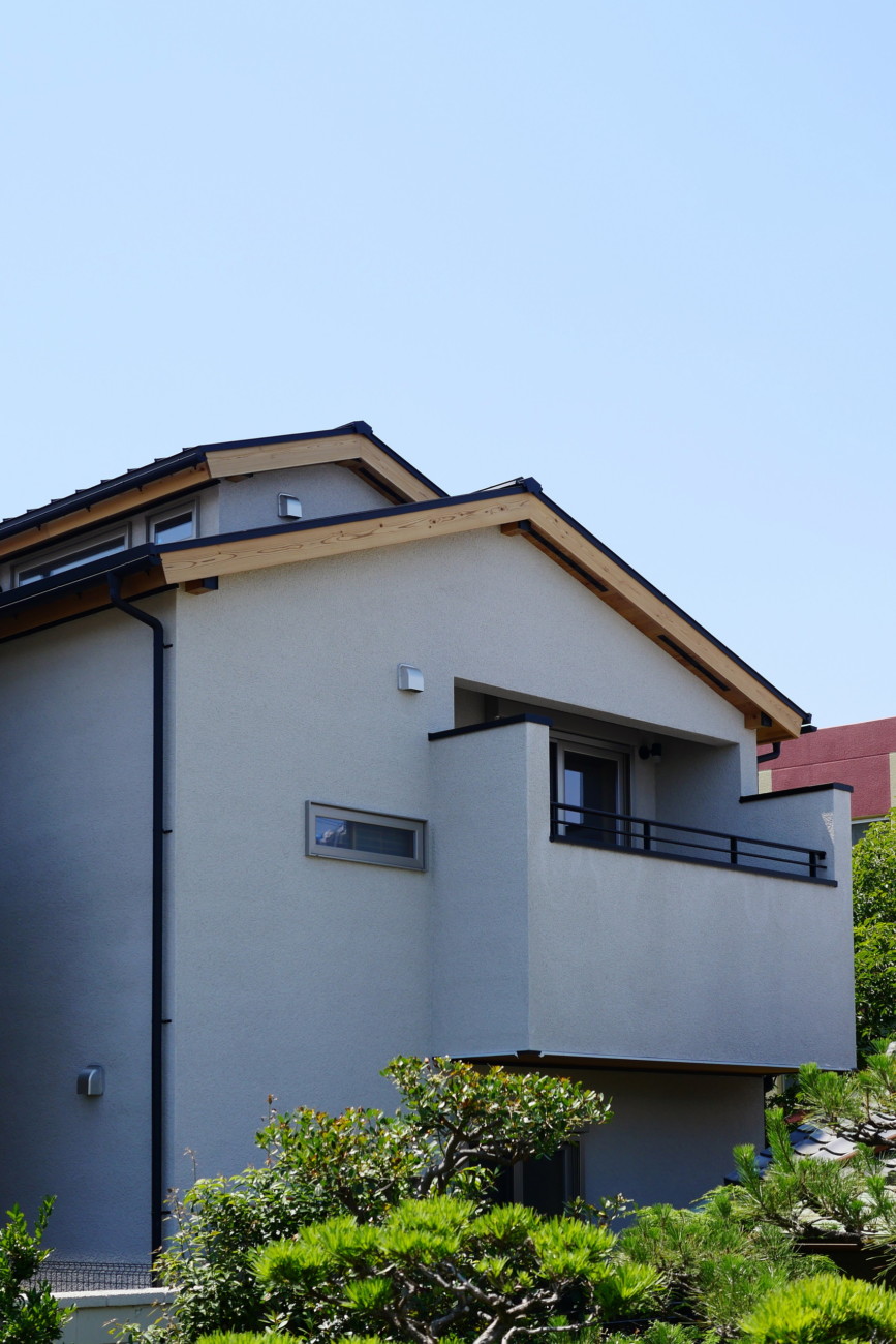 白い家と緑の木