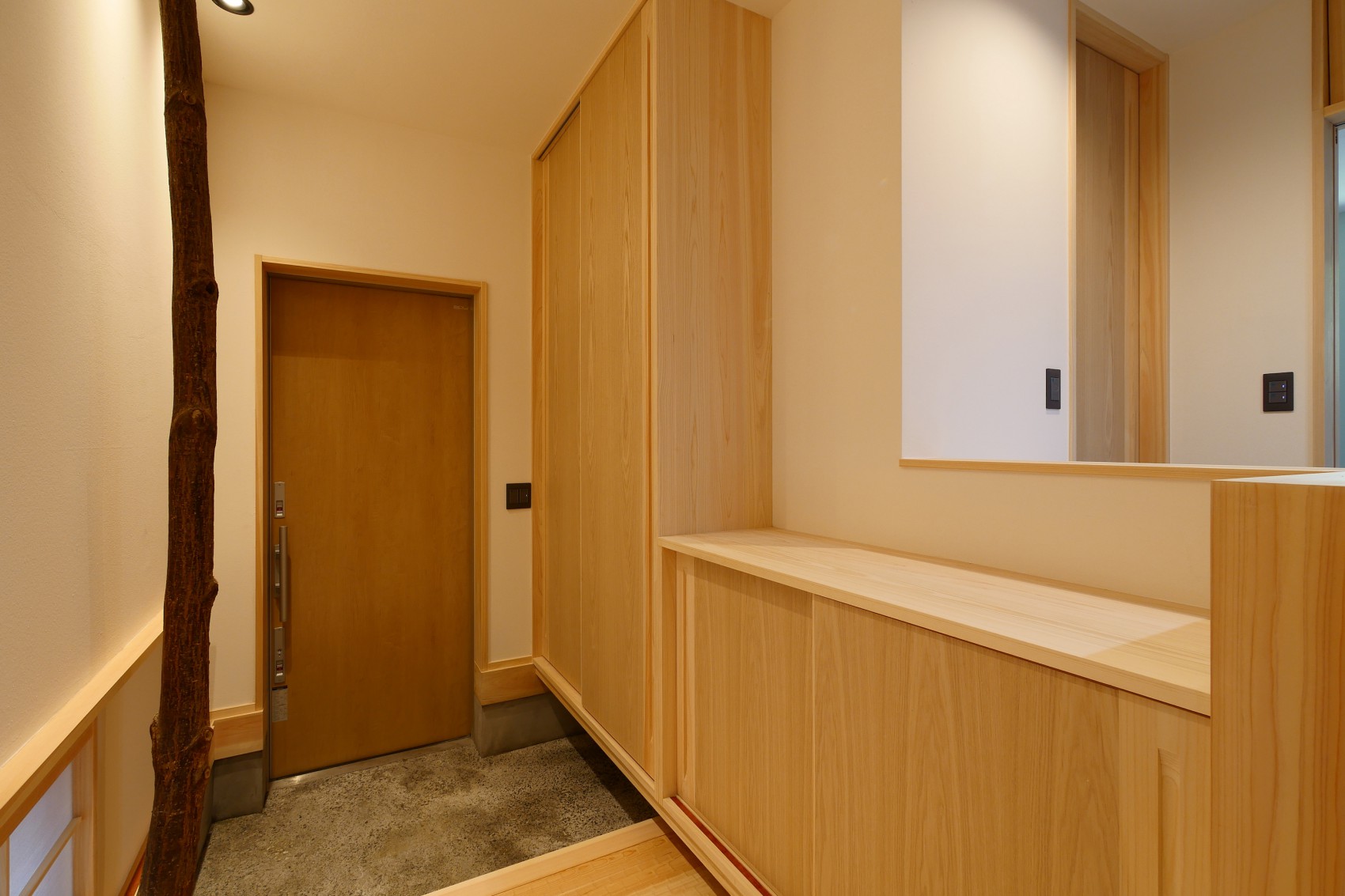 玄関ホールと造作収納のある室内