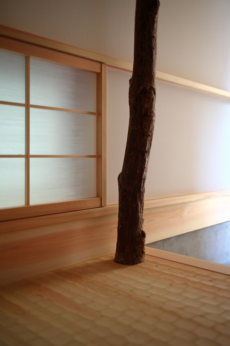 栗の木を使った玄関の手すり