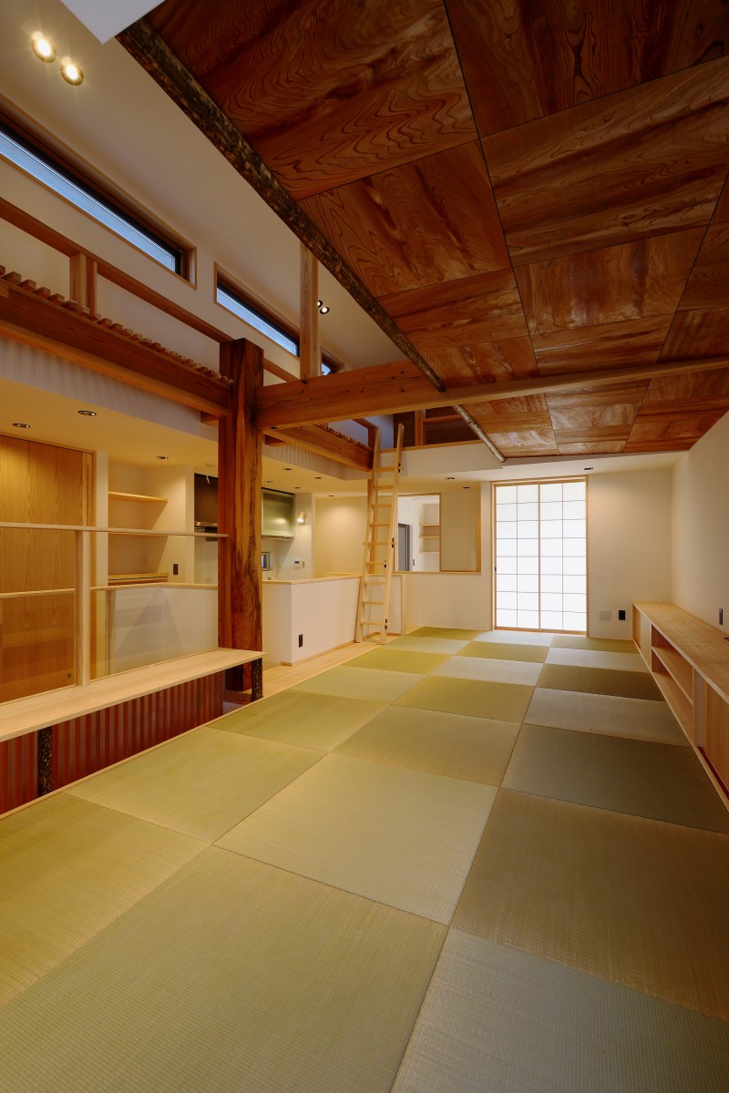 梁と畳敷き空間が見える室内の全景