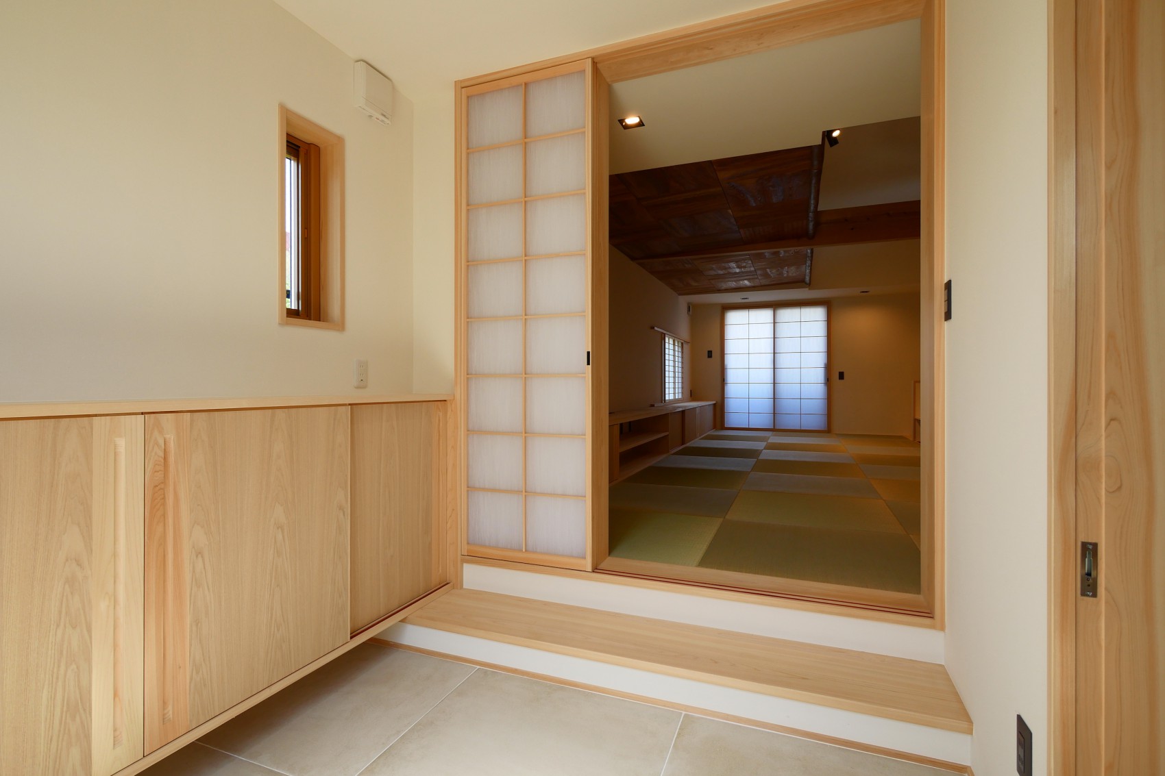 玄関土間から畳敷き空間を望む室内