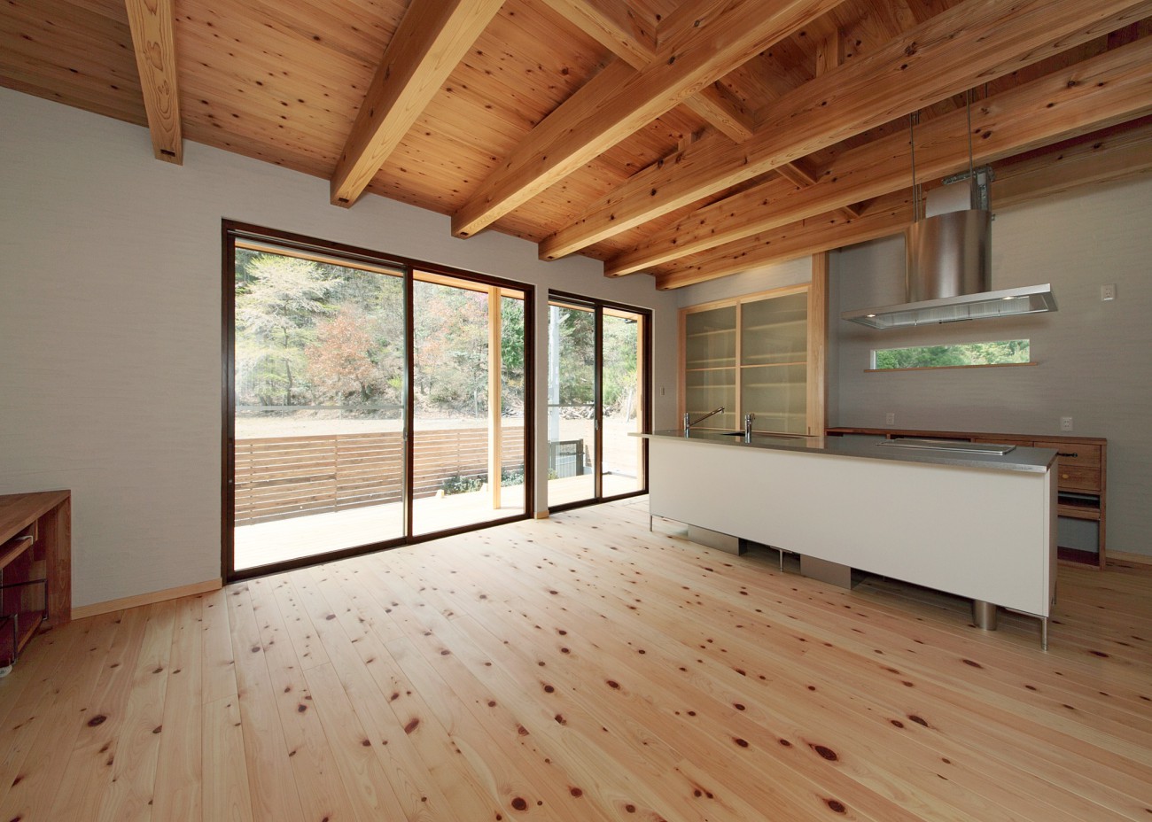 箕面の里山が望める“読書スペース”を採用しました。