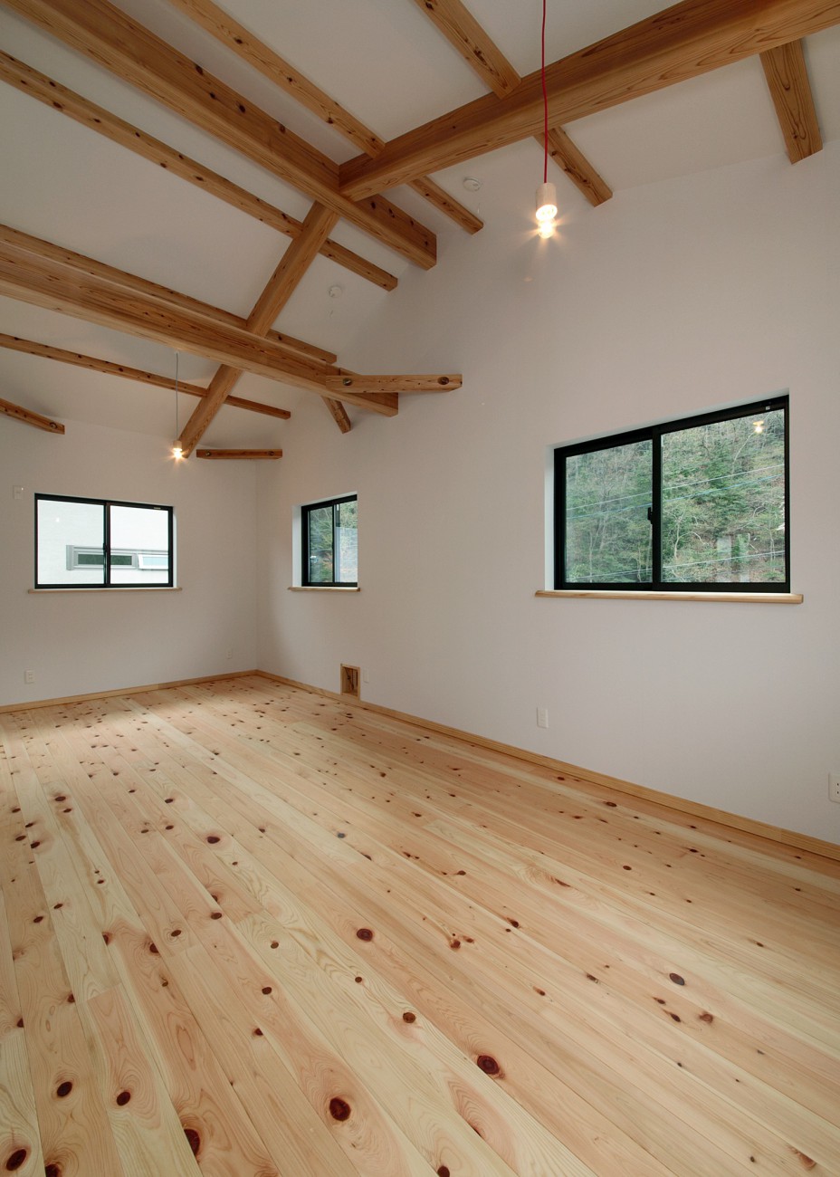 のんびりとした箕面の自然を切り取る窓。<br />
家の中にいながら里山の景色を楽しめる。