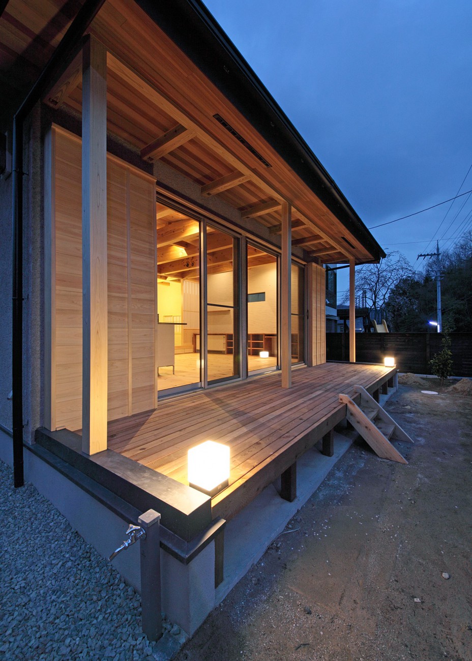 天然木のウッドデッキ。<br />
夫婦水いらず、のんびりとした時間を過ごせる。