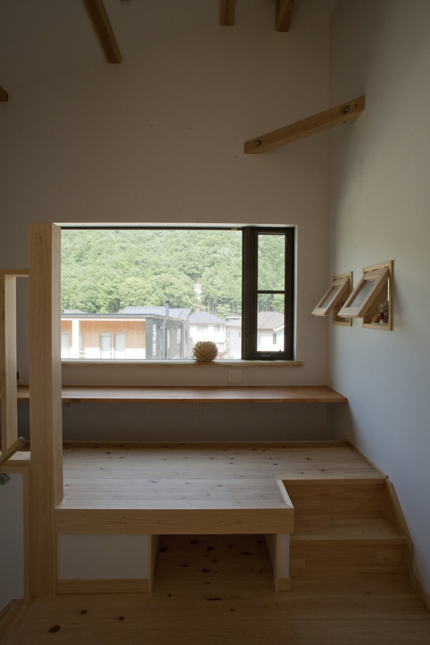 箕面の里山が望める“読書スペース”を採用しました。