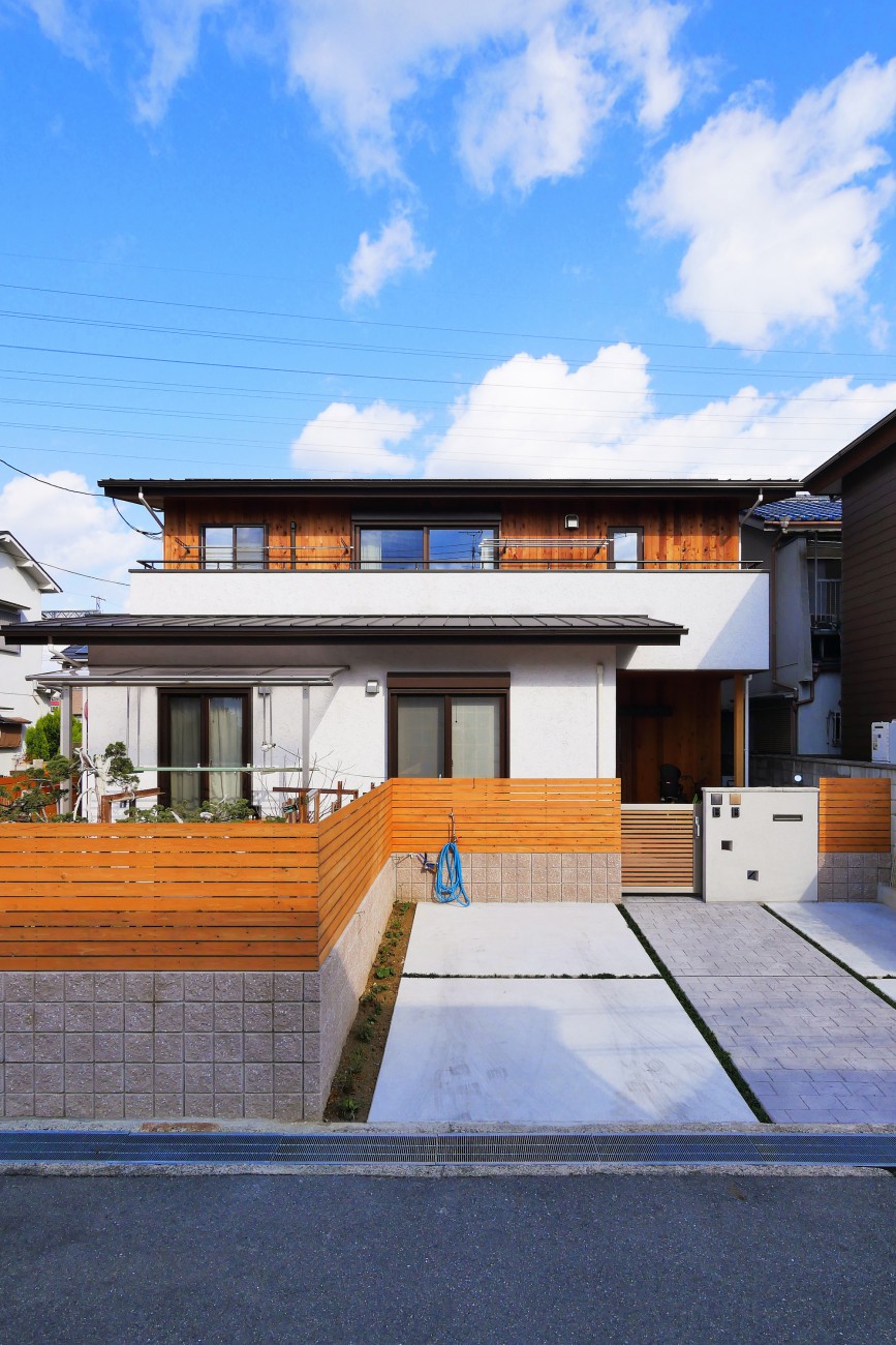 外からみると一般的な一軒家だが、玄関の先には1階2階とそれぞれの居住スペースが現れる。<br />
「一部供用型」と「完全分離型」のメリットを掛け合わせた二世帯住宅で、<br />
新たな家族の物語が始まる。