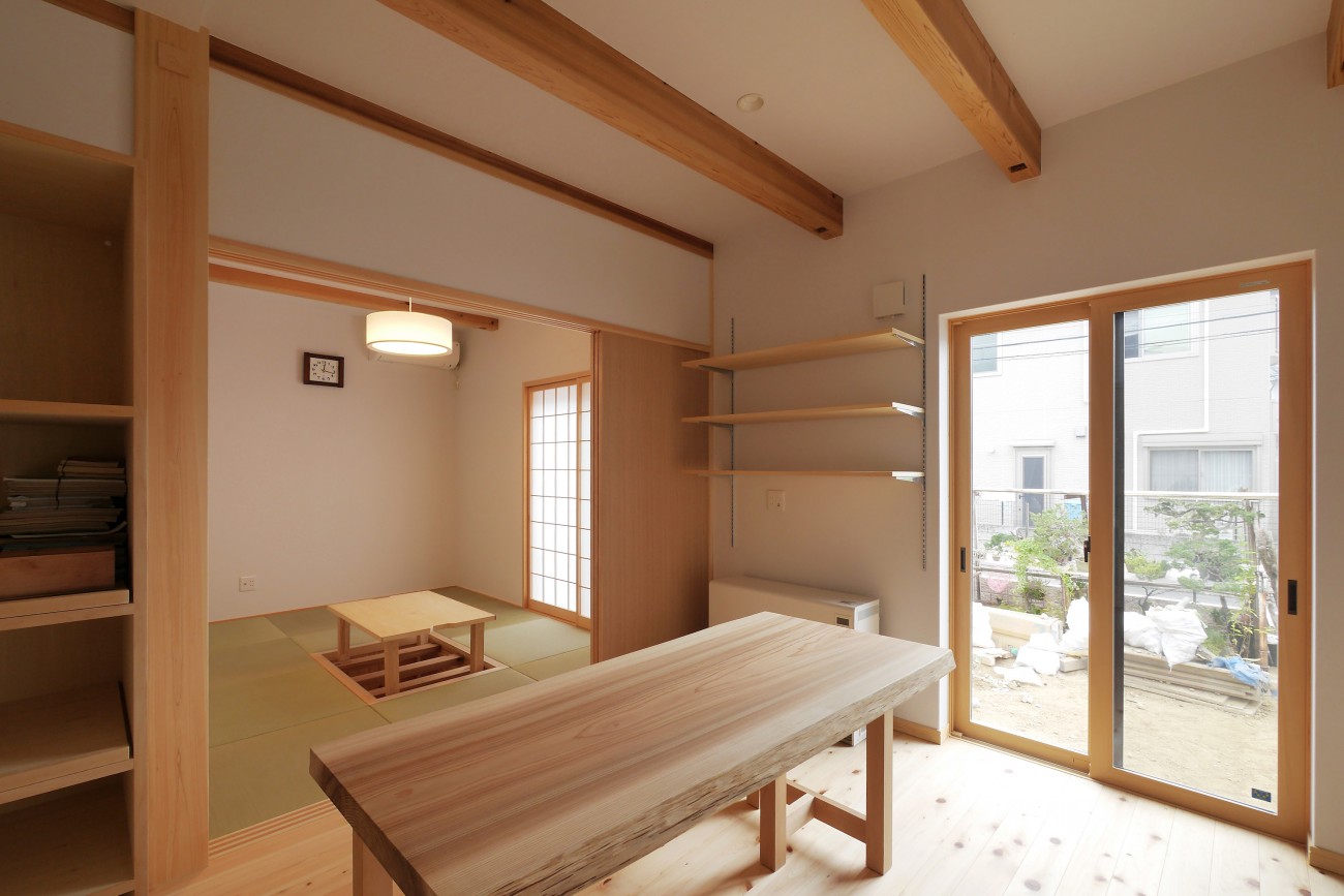 ご主人の両親が暮らす1階。物干し竿は屋外に設置。<br />
階段を上り下りすることなく、掃除洗濯がワンフロアで完結する。