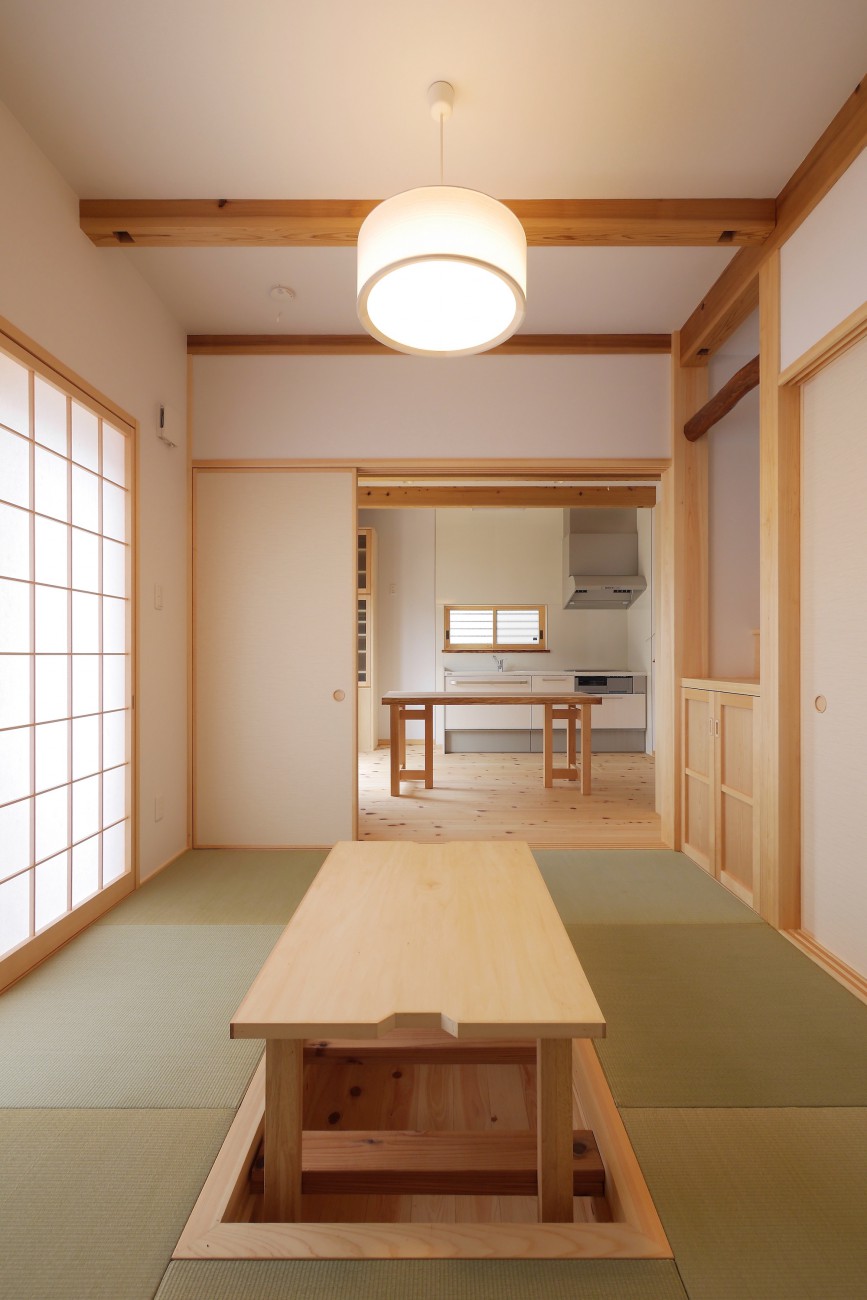 1階の和室。<br />
足腰にかかる負担を軽減できる掘りごたつを採用した。