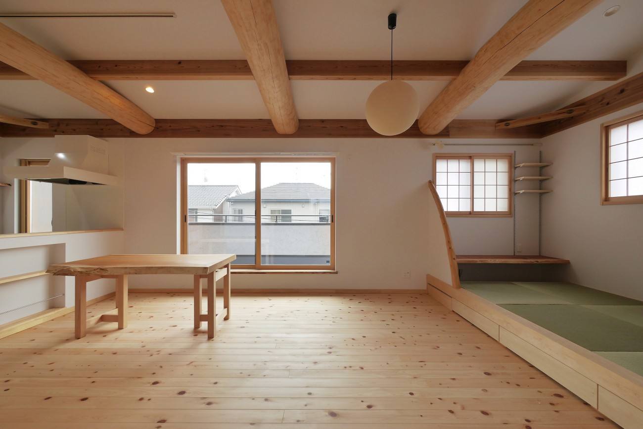 光がたっぷりと降り注ぐベランダの隣には小上がりの畳を設置。<br />
引き出し式の段差は、収納スペースとしても活用できる。<br />
