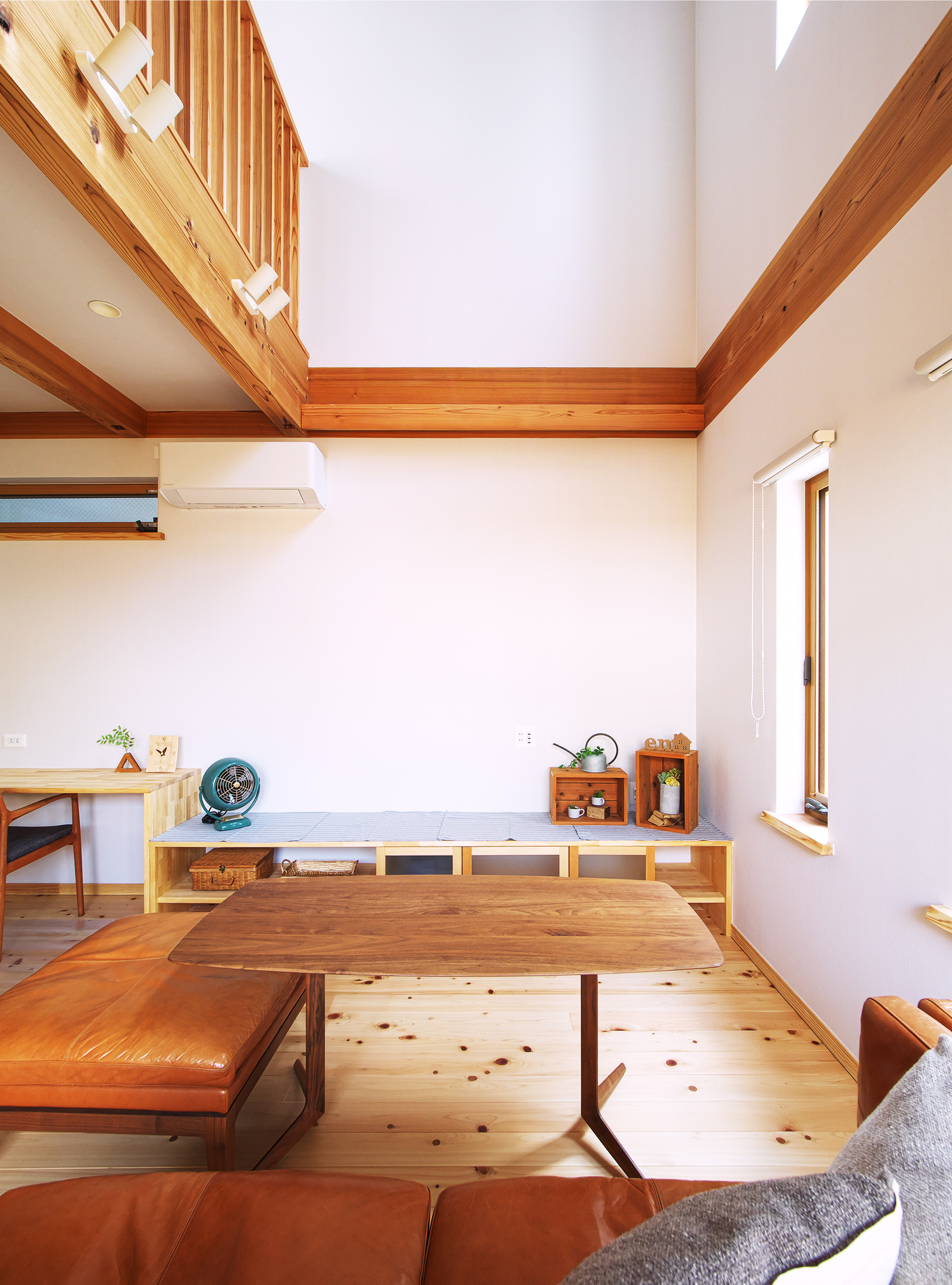 リビング全体を吹き抜けにして、開放的で快適な空間に。