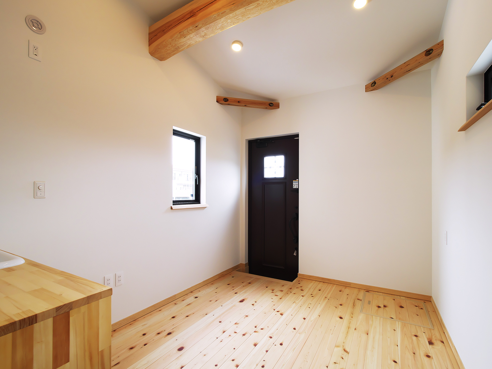 現し梁と無垢床を用いたシンプルで落ち着いた個室