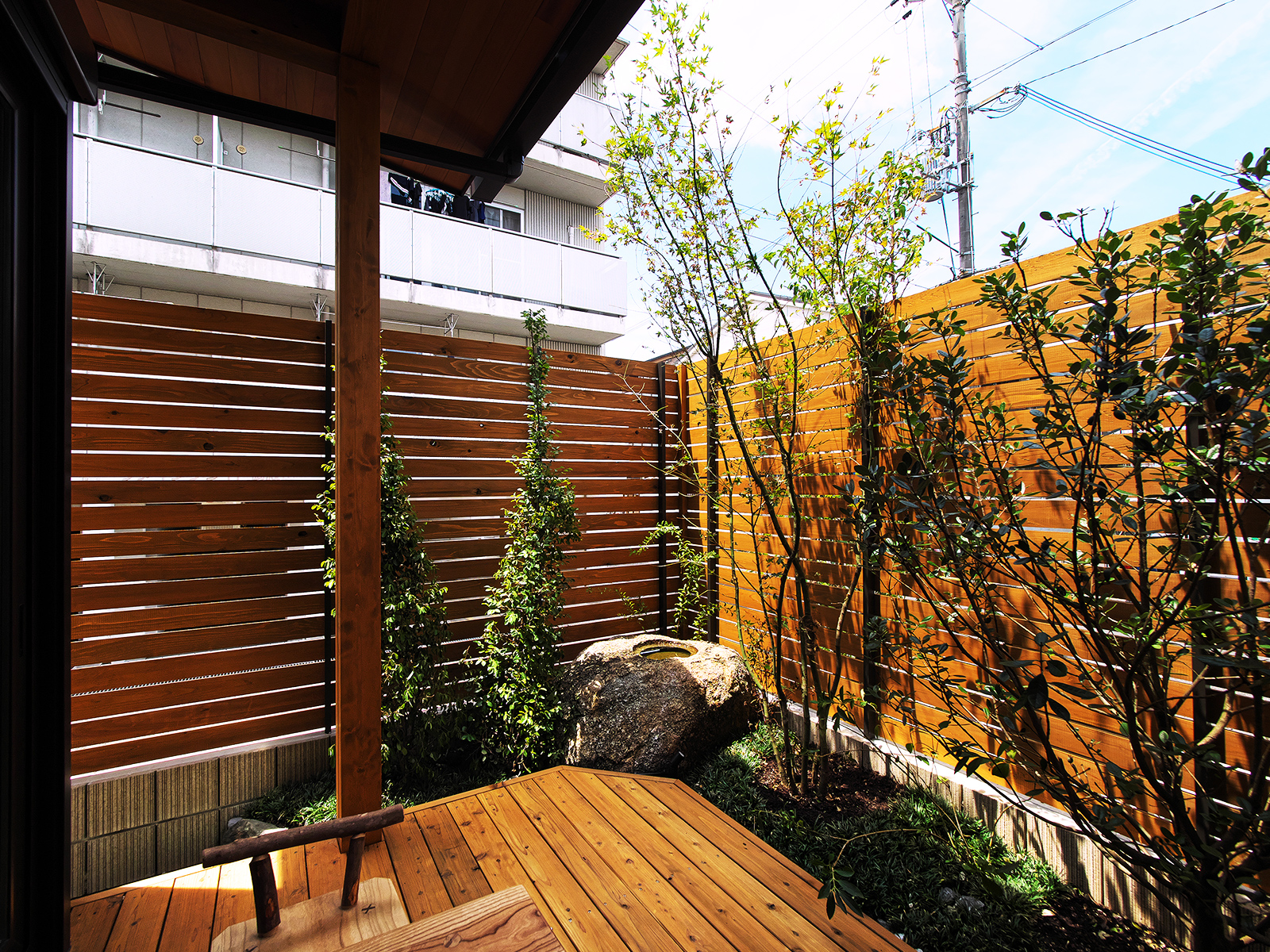 道路側に目隠しフェンスと植栽を設け<br />
プライバシーに配慮したつくりに。