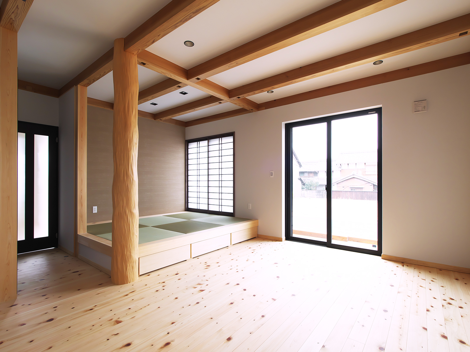 無垢床と現し梁、畳スペースを備えた南向きの明るいLDK
