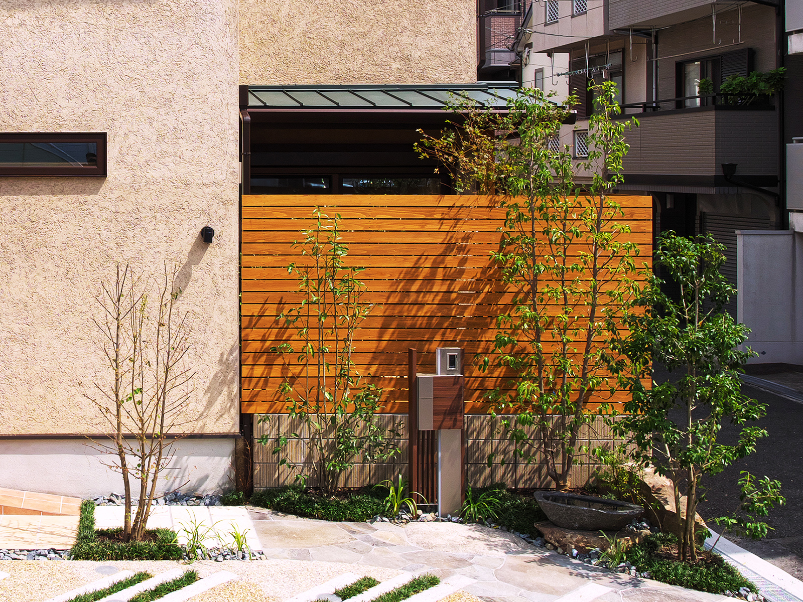 道路側に目隠しフェンスと植栽を設け<br />
プライバシーに配慮したつくりに。