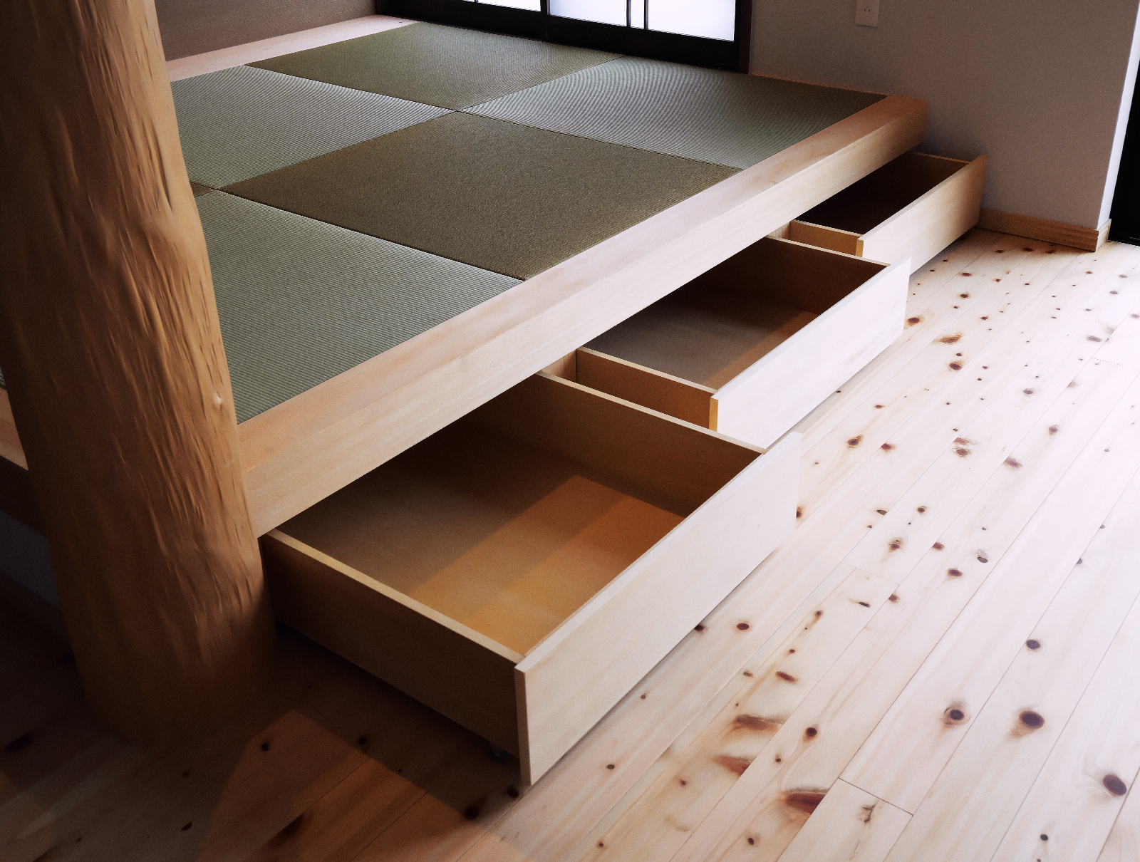 畳スペース下に設けた引き出し収納のある小上がり