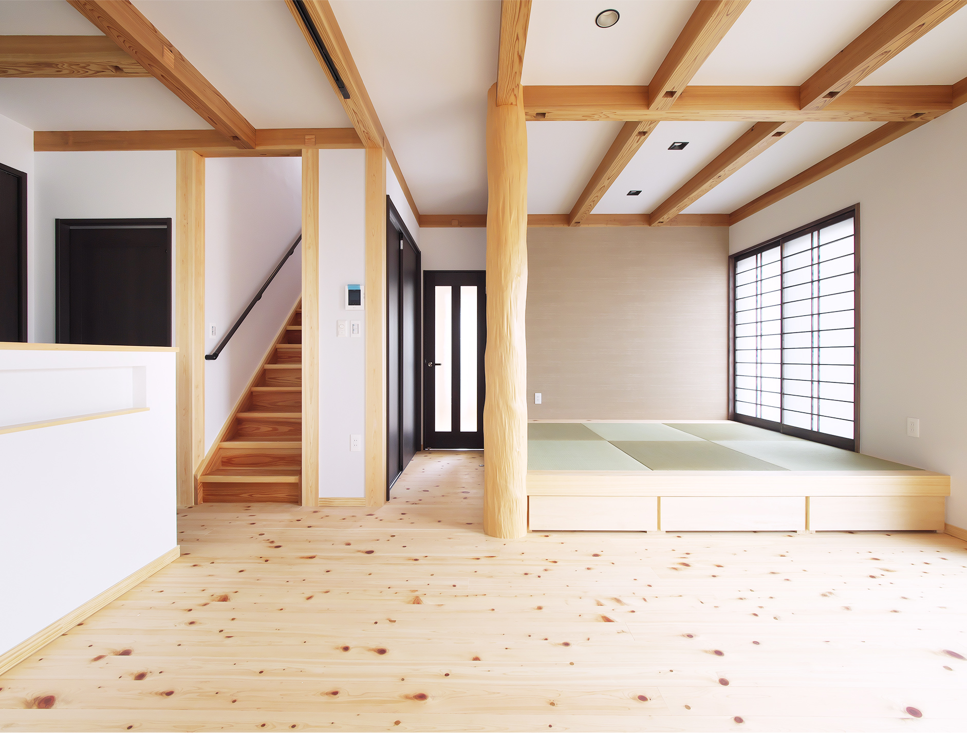 無垢床と現し梁、畳スペースを備えた明るいLDK