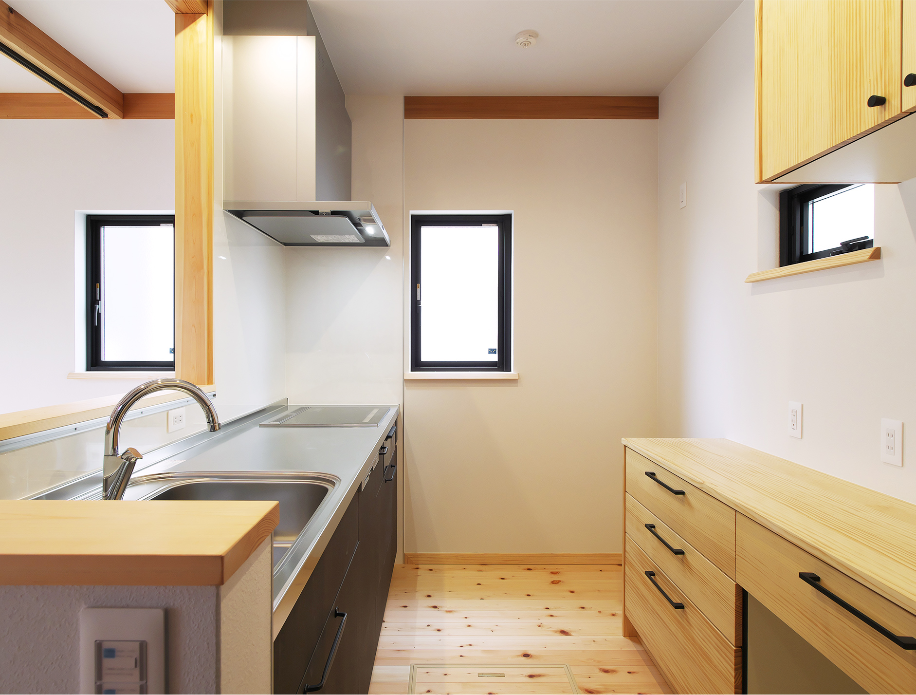 造作収納と無垢材を使ったシンプルな対面キッチン