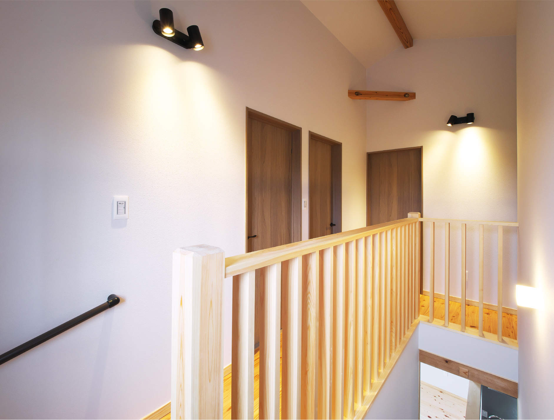 吹き抜けに面した木製手すりのある2階ホール