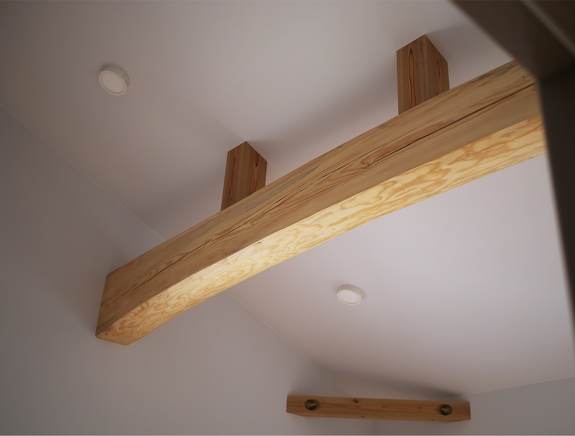 天井に現し梁を見せた無垢材の構造ディテール